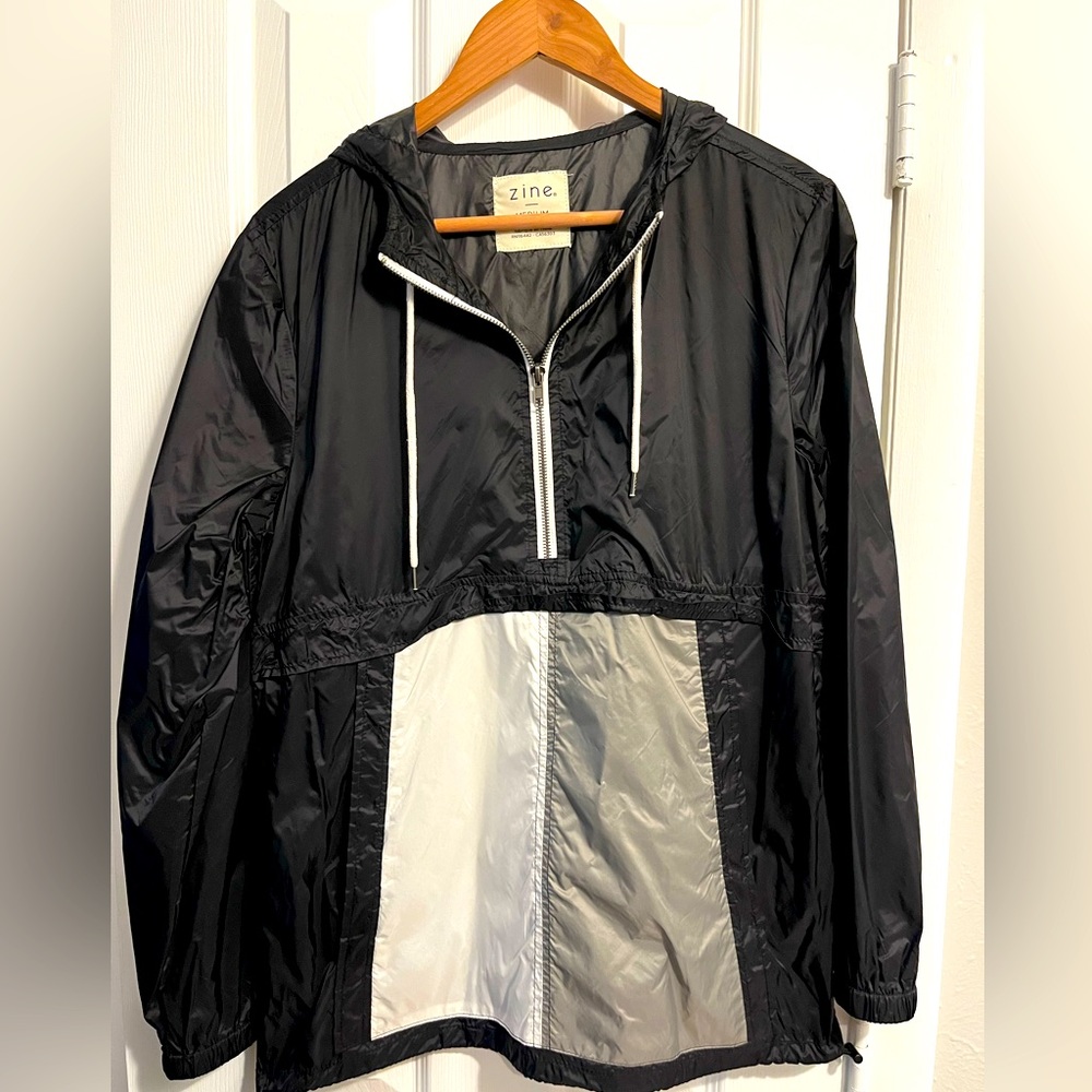 Zine. Pullover windbreaker. Women’s medium. Black and gray.
